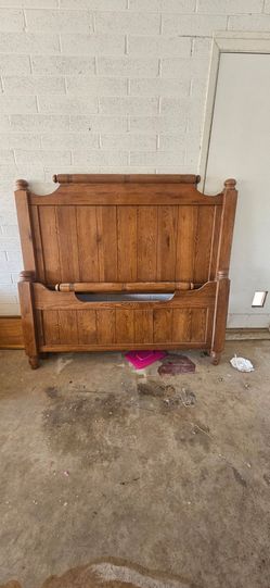 Oak Finish solid wood Queen Bedroom Set - Headboard, Footboard, Dresser, and Nightstand