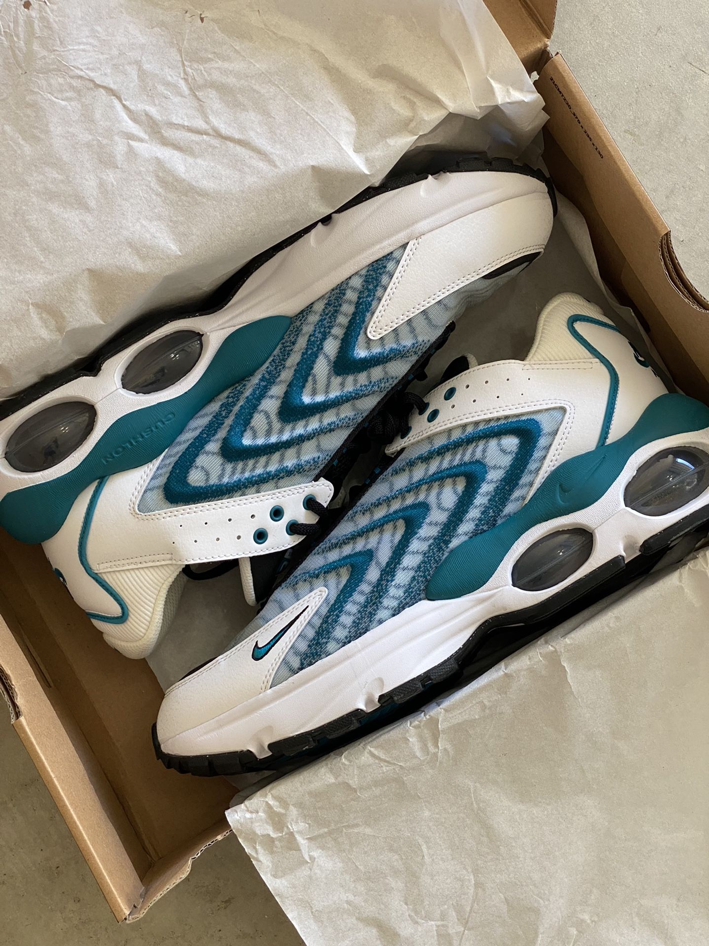 NIKE AIR MAX TW MENS SIZE 12 (BRAND NEW - NEVER WORN)