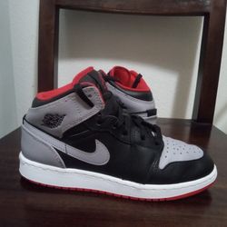 Jordan 1 Mid Size 5 Youth $35