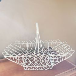 Large pretty Basket In Excellent Condition