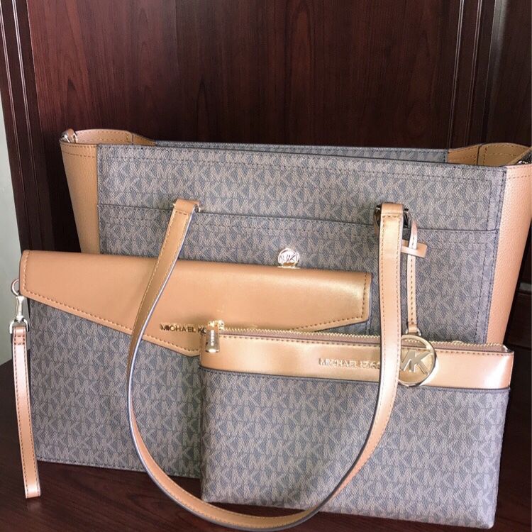 MICHAEL Michael Kors Mercer Large Pebbled leather Accordion Tote for Sale  in Chicago, IL - OfferUp