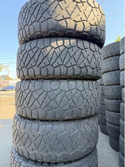 Vendo 35/12.50/R20 las 4 llantas Nitto por $200