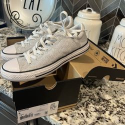 Converse Size 8 Women Black/White 