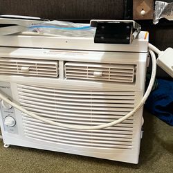 Window air conditioner and window mount