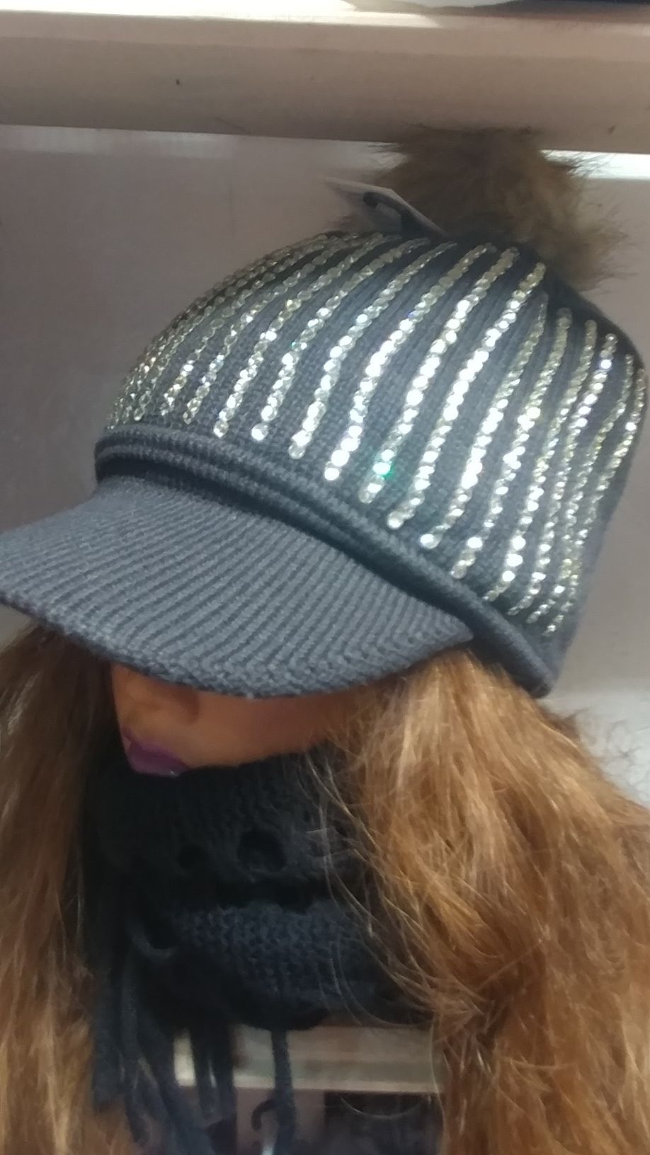 Preciosa gorra con piedras