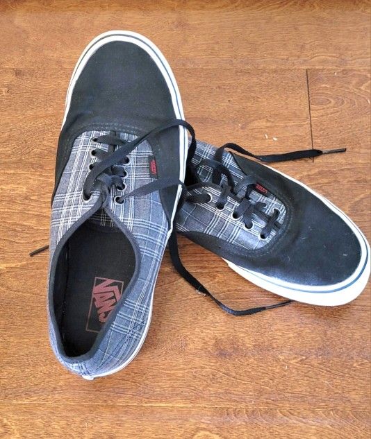 Vans Skate Off The Wall Black and White Plaid Shoes sz 10.5 Men’s or 12 Women’s.
Never worn!