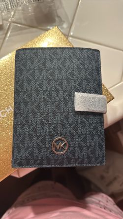 Brand New Michael Kors Heritage Tab Passport Wallet