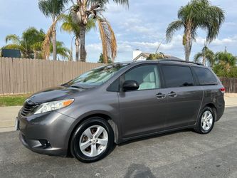 2011 Toyota sienna LE LOW MILES