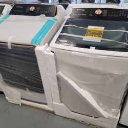 New Samsung 5.5.5cu Ft Top Load Washer And New Gas Dryer Set 