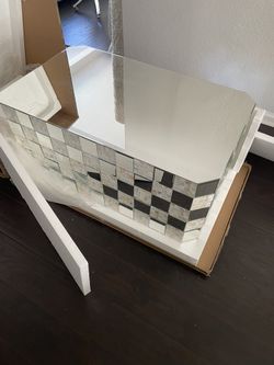 MIRROR COFFEE TABLE PICK UP TODAY MEASURES 24” 