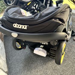 Doona Car Seat & Stroller with Base – Great Condition!