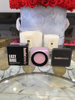 HUDA BEAUTY  Easy Bake Blurring Loose Baking & Setting Powder