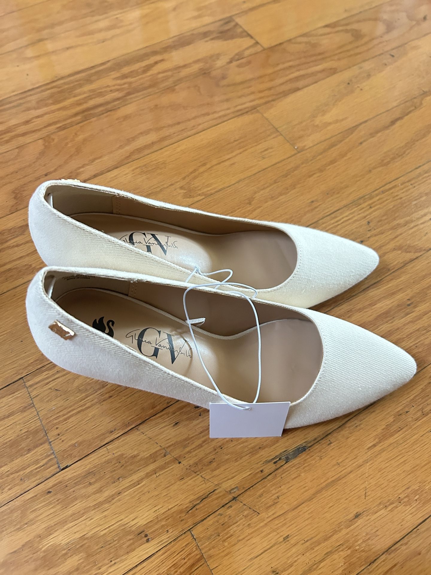 NWT Gloria Vanderbilt women elegant cream high heels Size 8