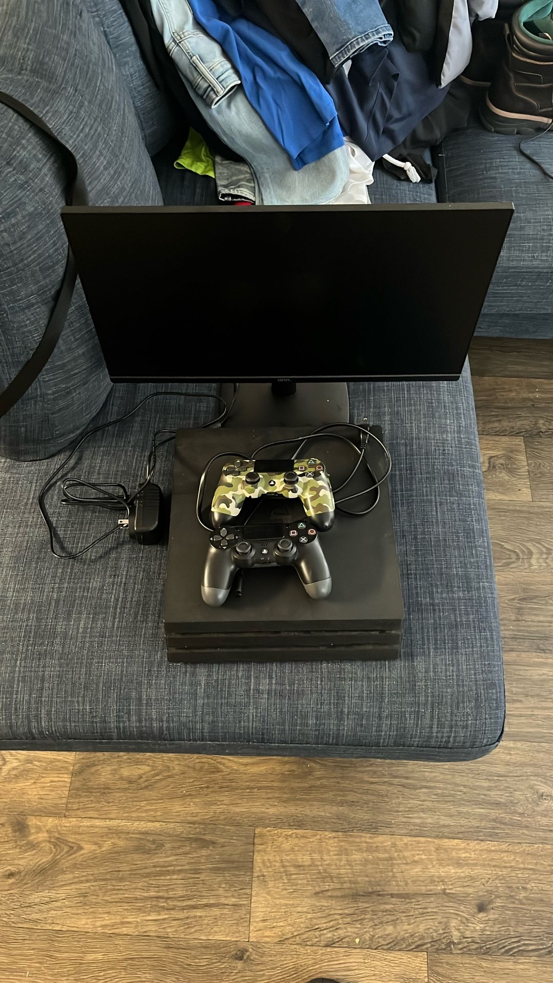 PlayStation 4 Pro 1 TB / Onn 22” Monitor