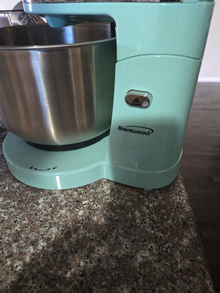Cake mixer only used once Brentwood 