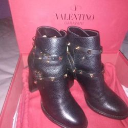 VALENTINO GARAVANI size 6 ROCKSTUD ANKLE BOOTIE