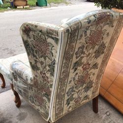 ANTIQUE CHAIR 