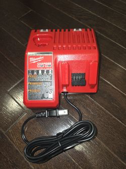 
Milwaukee
M12 and M18 12-Volt/18-Volt Lithium-Ion Multi-Voltage Battery Charger
