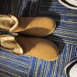 UGGS SIZE 7 BRAND NEW