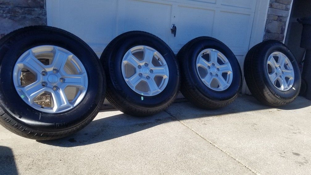 Awesome condition jeep wrangler wheels with michelin 245 75 R17 new tires