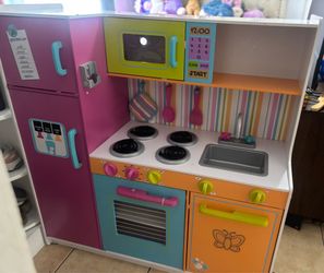 Kidskraft kitchen (like new)