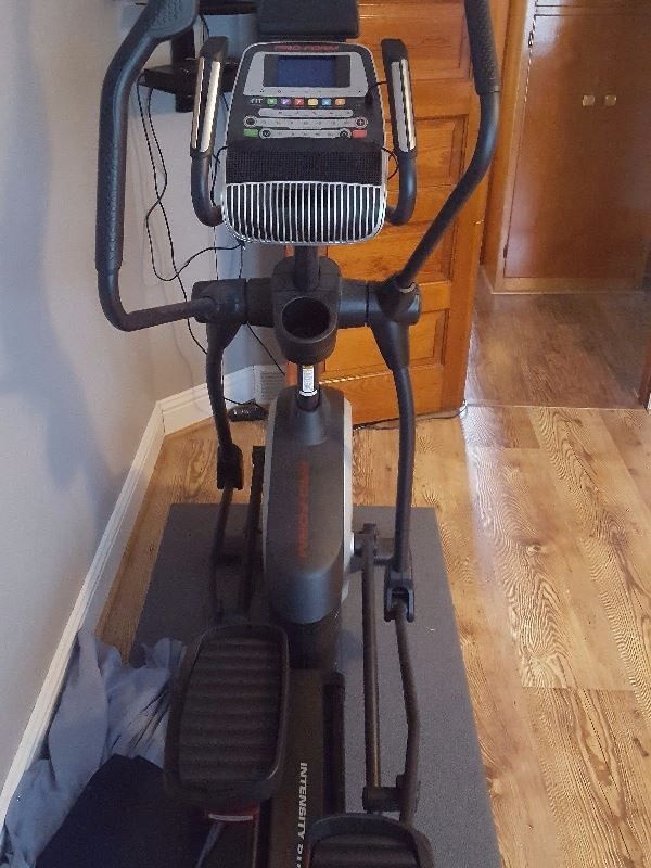 PRO-FORM 720 ENDURANCE ELLIPTICAL MACHINE (LIKE NEW & DELIVERY AVAILABLE TODAY) 