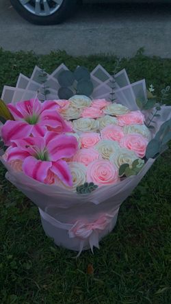 30 enternal roses with lily’s