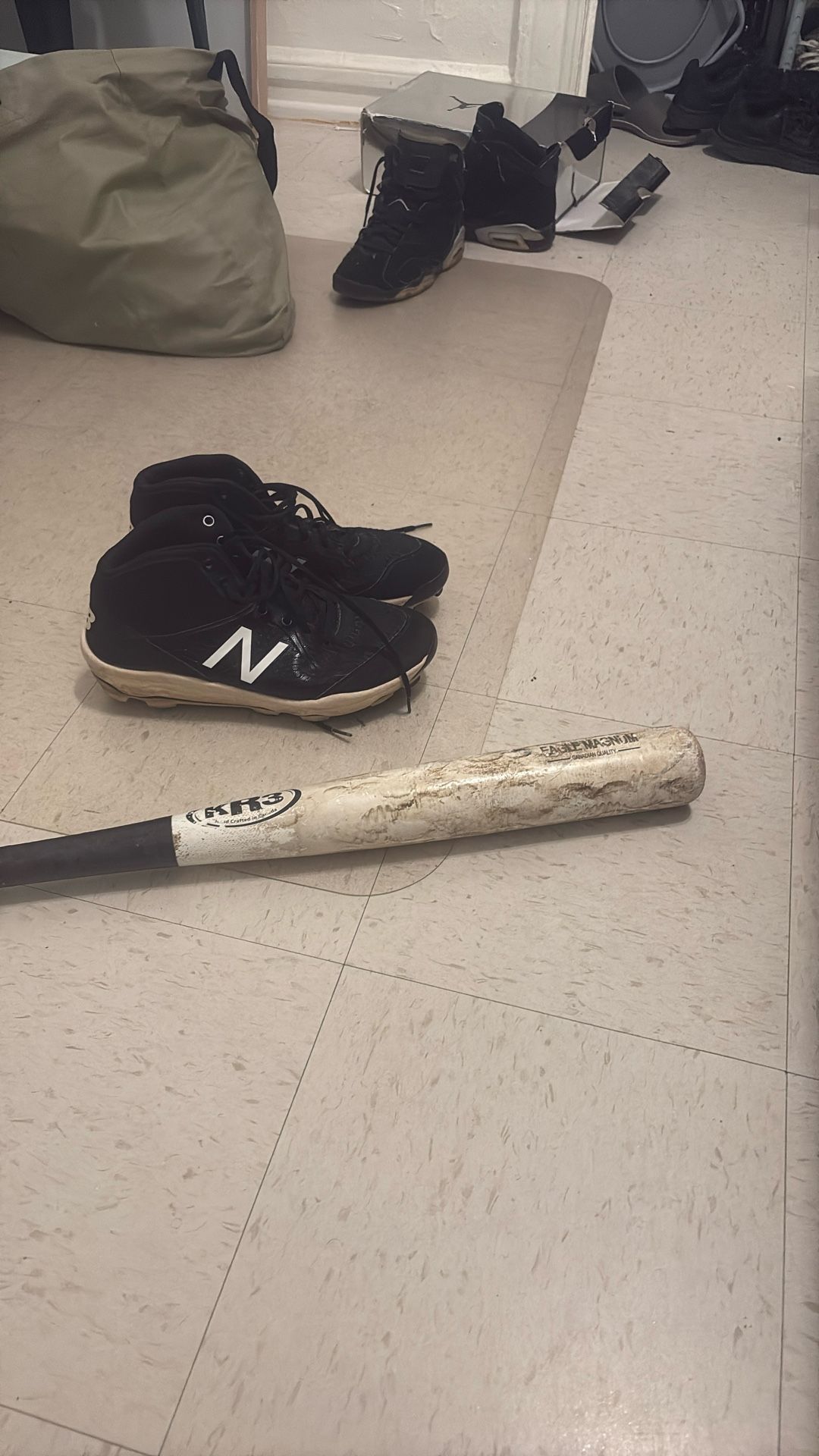 Kr3 Baseball Bat And Cleats