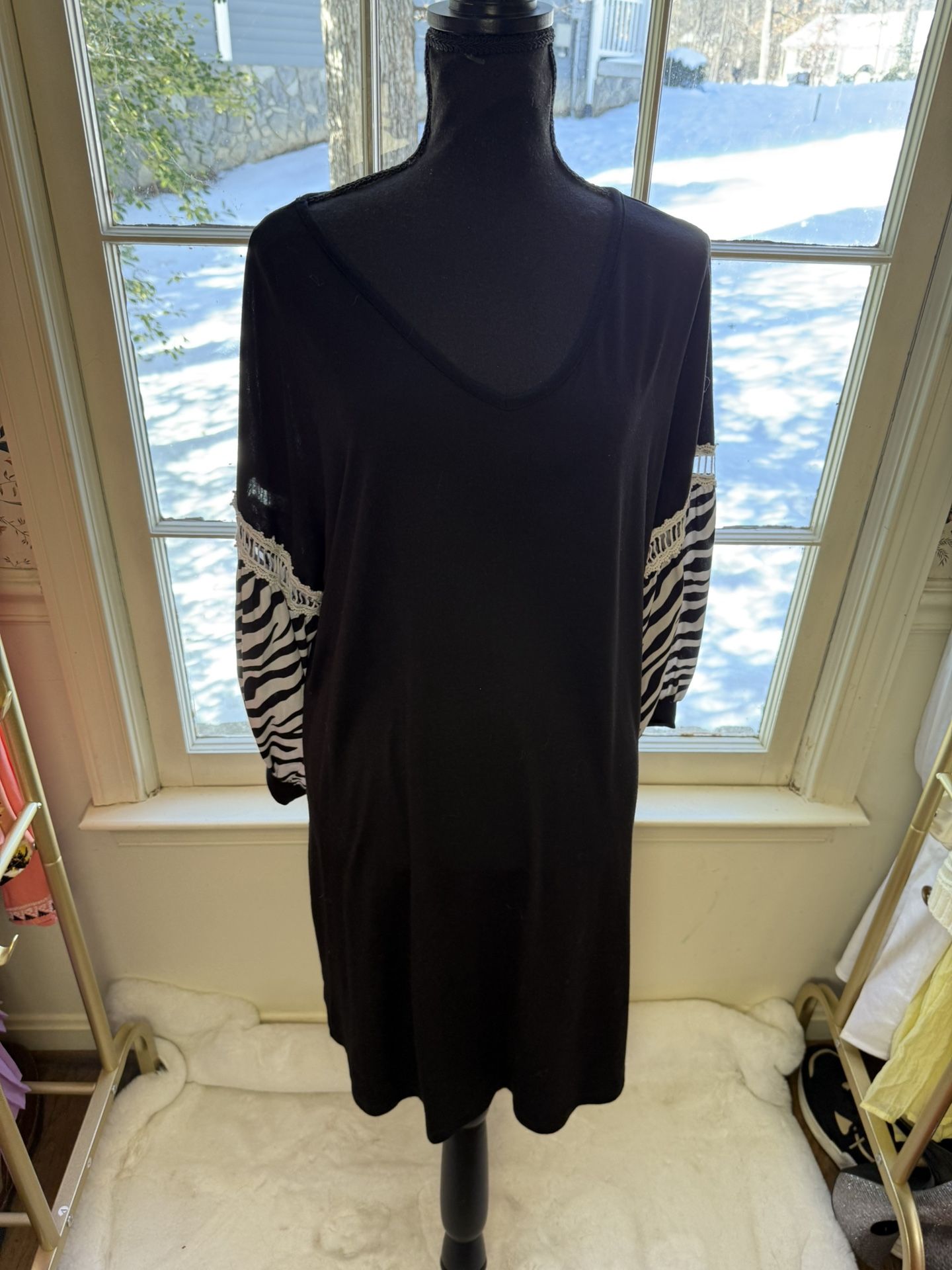 Grace & Emma Black And Zebra Print Tunic Blouse V Neck Line