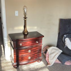 2 Night Stands With Lamps 