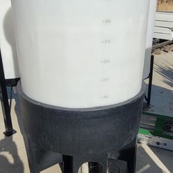 100 Gallon Coned Bottom Water Tank With Molded Plastic Stand