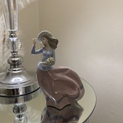 Lladro #5590 "1988 Spring Breeze” Fine Porcelain Hand Painted Figurine