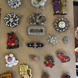 19 Vintage Brooches 