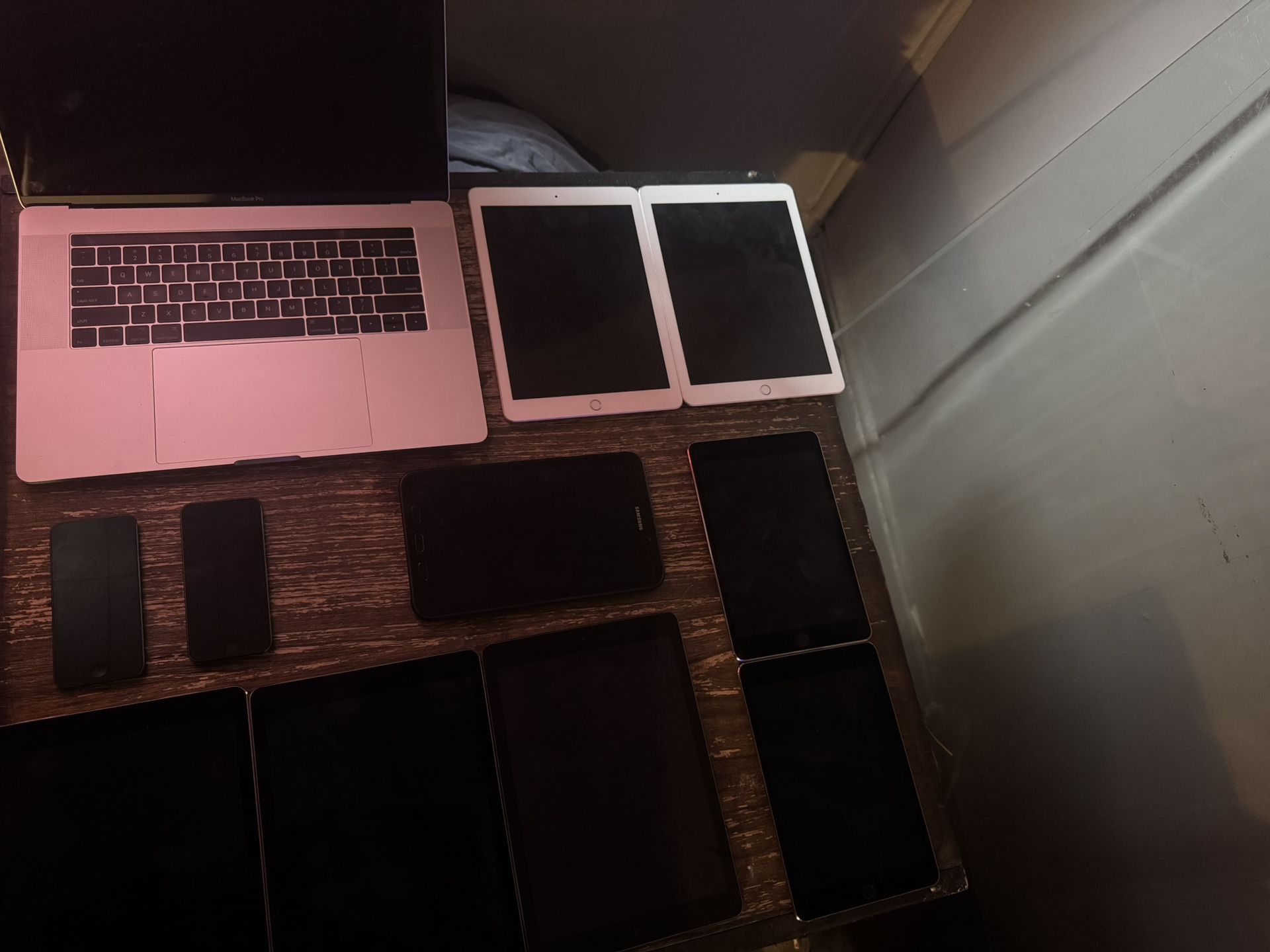 1 Mac Book Pro 2 iPads (white) 2 iPad Minis 3 iPads (black) 2 iPods 1 Samsung Galaxy Tablet.