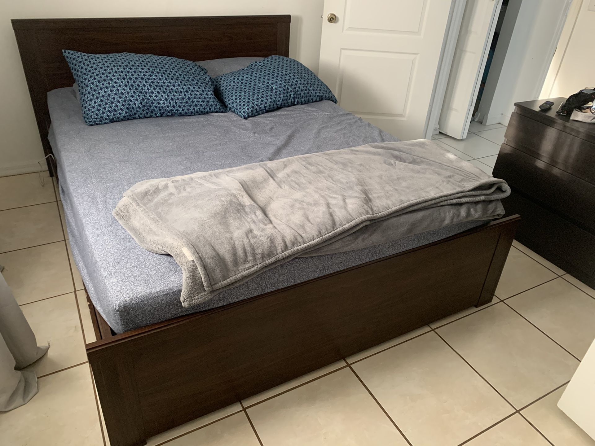 For sale, bed frame queen size, not the mattress!