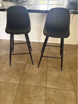 2 black bar stools Like New
