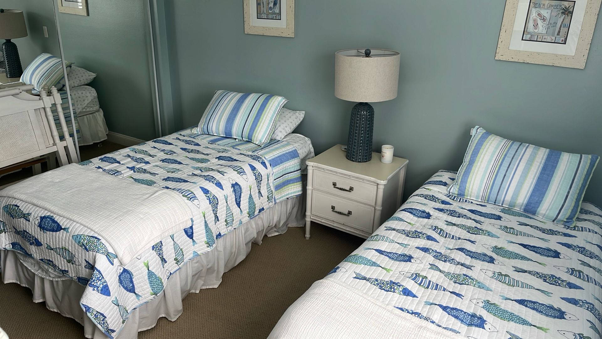 Bedroom Set With Lamps, 2 Twins Beds