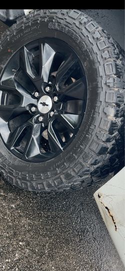 Chevy or gmc 6 lug rims with new tires askin 1200 obo