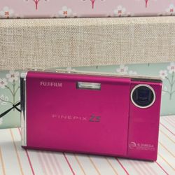 Fujifilm FinePix Z5 Compact Digital Camera in Hot Pink