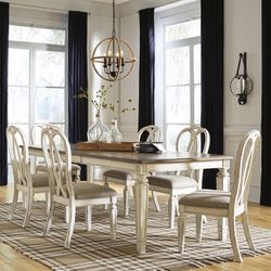 Realyn Chipped White Rectangular Dining Room Set (Dining table and Chairs