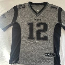 Number 12 New England Patriots Tom Brady man size large Nike jersey limited edition