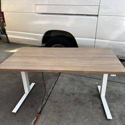 12 height-adjustable electric desks work very well