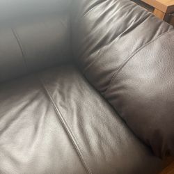 The two of them sat on the sofa.