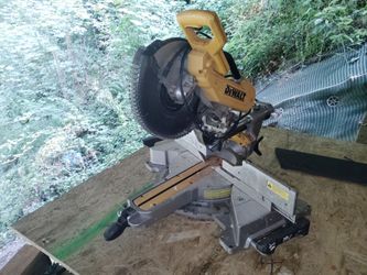 DeWalt 12" Double-Bevel Sliding Compound Miter Saw (Model DWS780)