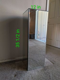 Mirror pedestal