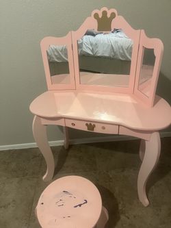 Kids makeup vanity