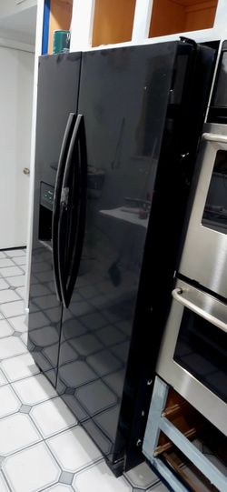 Amana full size refrigerator. Water ice in door