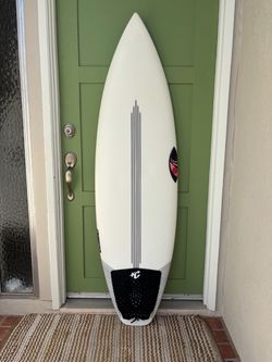 Sharpeye Disco. Like new (Ridden 3 times). 5’10” EPS. 5 box futures. 5’10” x 19.5 x 2.5. 29.2 liters. I have 14 boards now so I am not using it. Tail