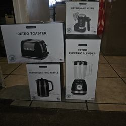 Hermoso Juego De Tostador Licuadora Y Una Electric Kettle Y Una Vatidora Color Negro Con Silver
