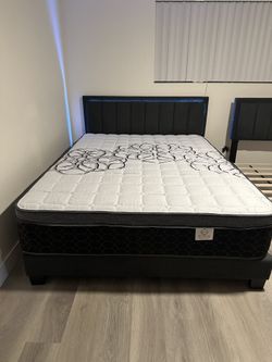 Queen Size Bed Frame With Led Lights Mattress Included.   
New In A box 
We offer same day delivery 

Cama Queen Size Con Luz Led  Colchon Incluido 
N